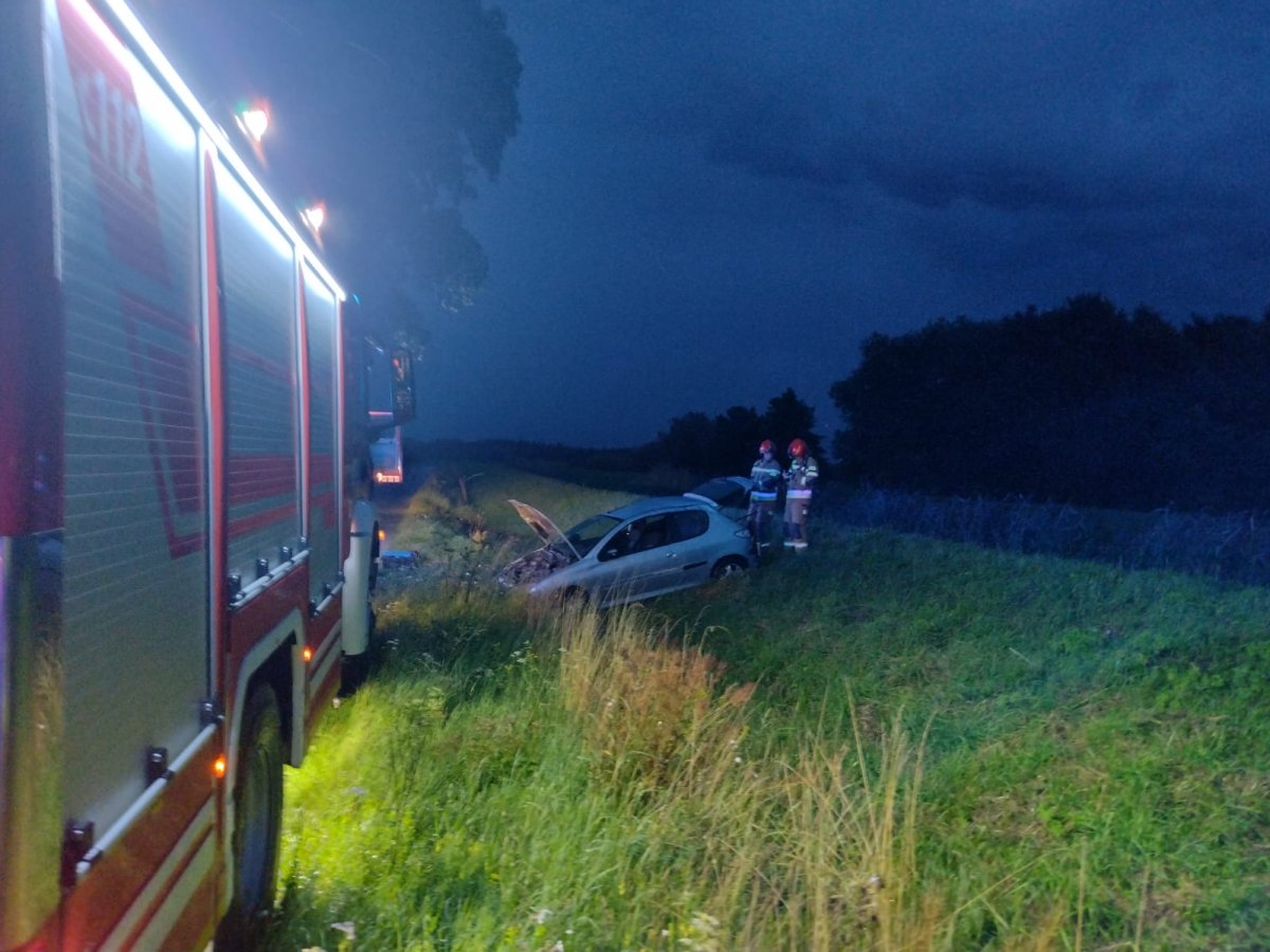 Powiat braniewski: Stracił panowanie nad autem i wjechał do rowu