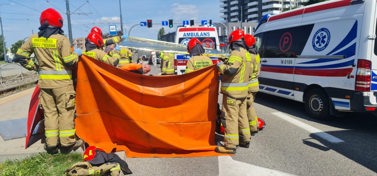 Elbląg: Śmiertelny wypadek motocyklisty na ul.12 Lutego. Stracił kontrolę nad pojazdem i uderzył w barierę przystanku tramwajowego