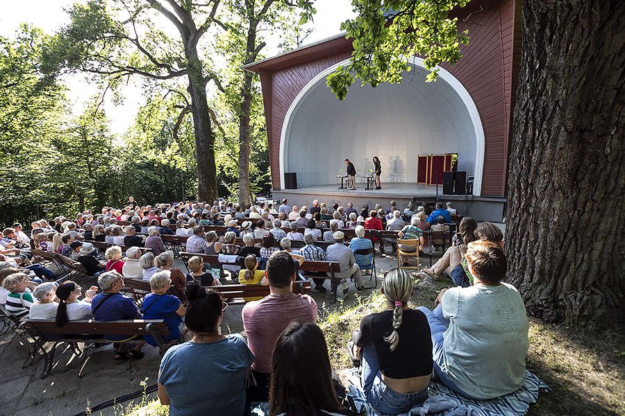 XXVI Letni Salon Muzyczny Bażantarnia 2023. Scena przy stoliku: „Kantata na cztery skrzydła”