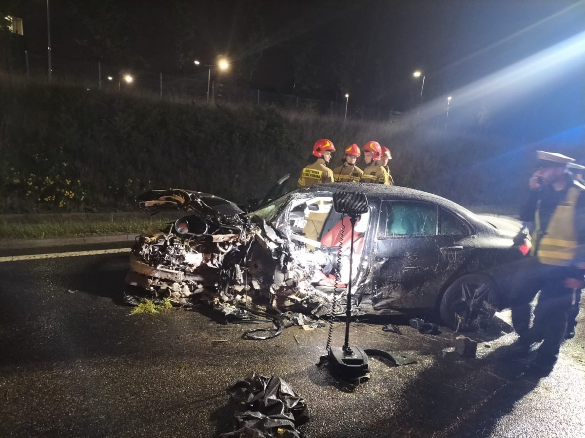 Gdańsk: Mercedesem uderzył w drzewo. Zginął na miejscu