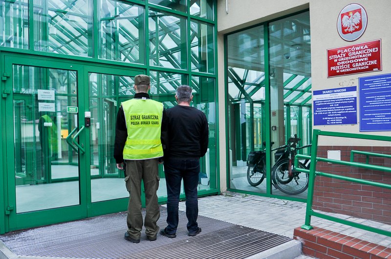 Przejście graniczne w Grzechotkach: Mołdawianin do kontroli przedstawił sfałszowaną polską kartę pobytu