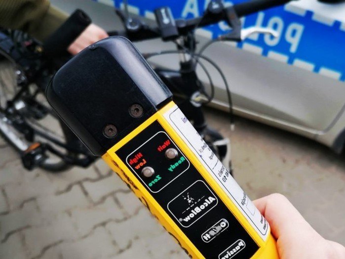 Elbląg: 16-letni rowerzysta wywrócił się przy policjantach. Okazało się, że był pijany i miał narkotyki