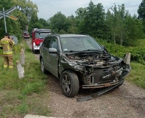 Samochód osobowy zderzył się z lokomotywą