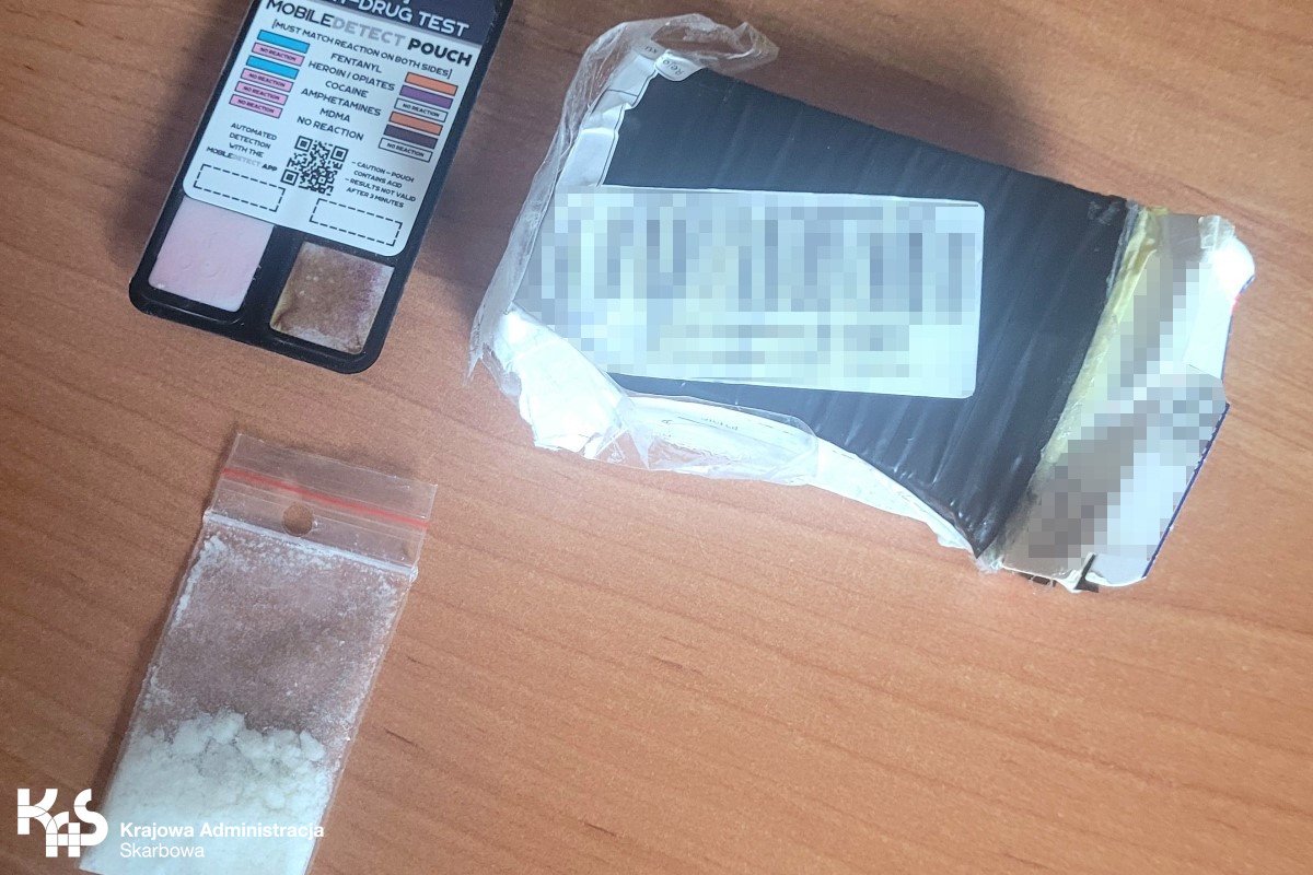Paczka z... amfetaminą. Funkcjonariusze KAS skontrolowali firmę kurierską w Elblągu