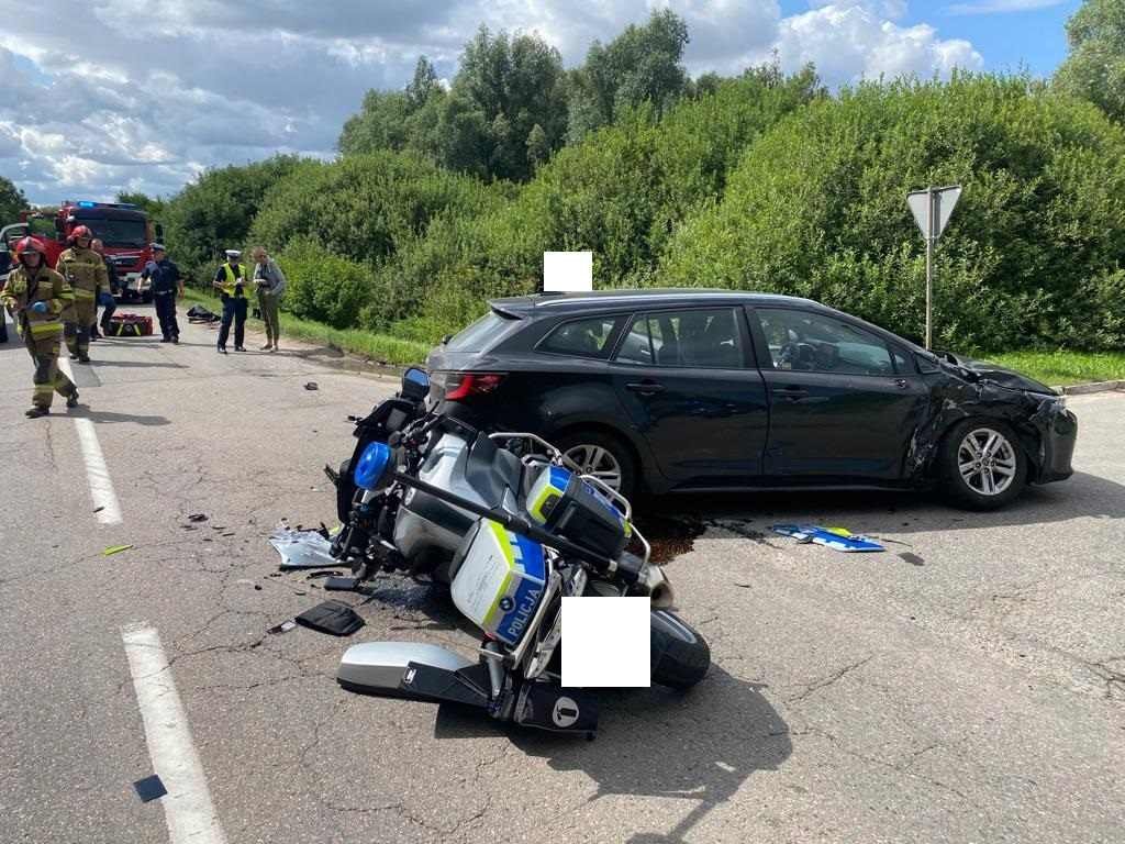 Wypadek na Mazurskiej w Elblągu. Osobówka zderzyła się w policyjnym motocyklem