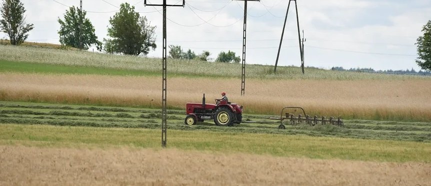 Bądź ostrożny podczas prac polowych. Zachowaj bezpieczną odległość od przewodów linii elektroenergetycznych