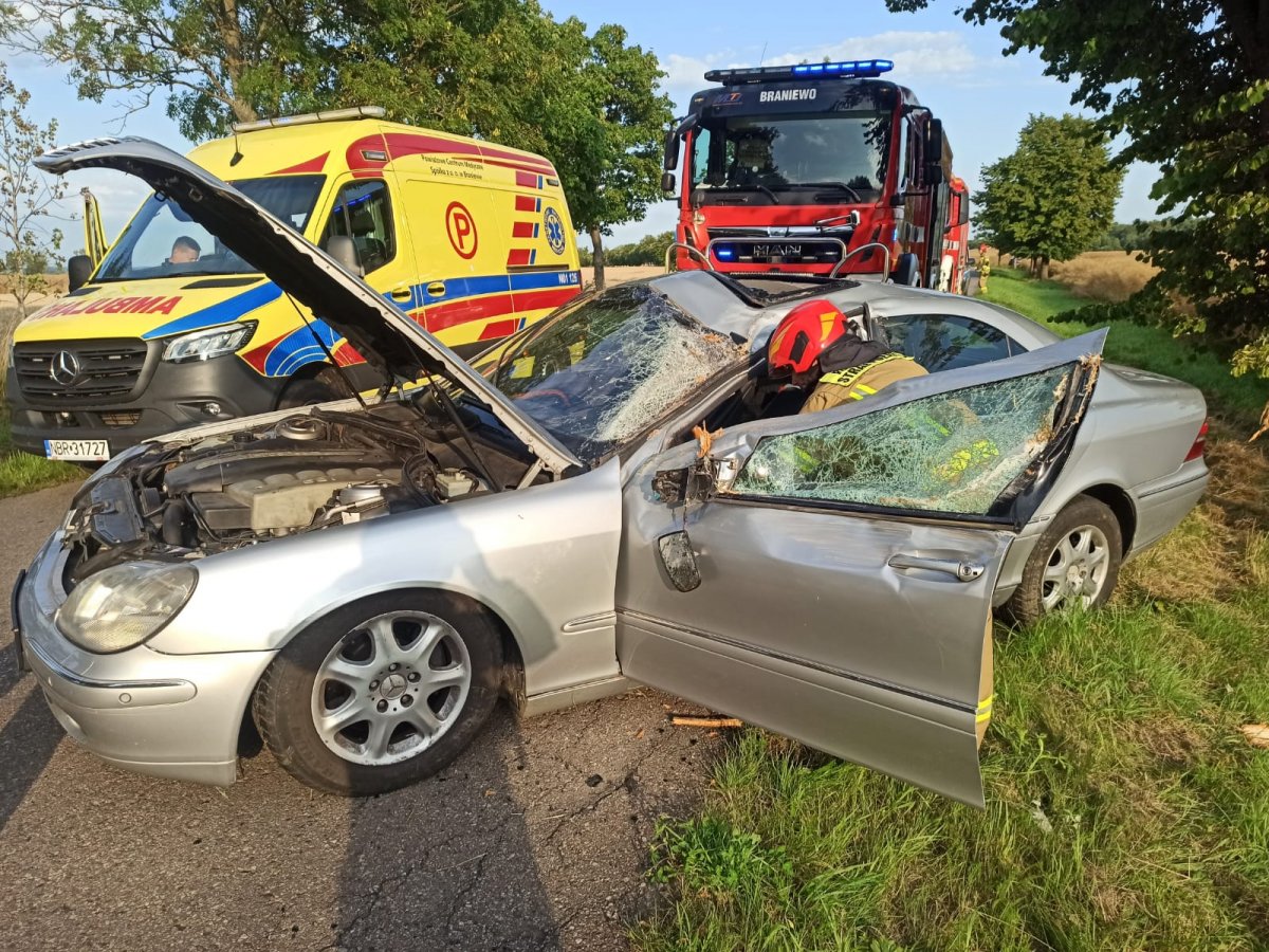 Gmina Braniewo: Kierowca mercedesa uderzył w drzewo
