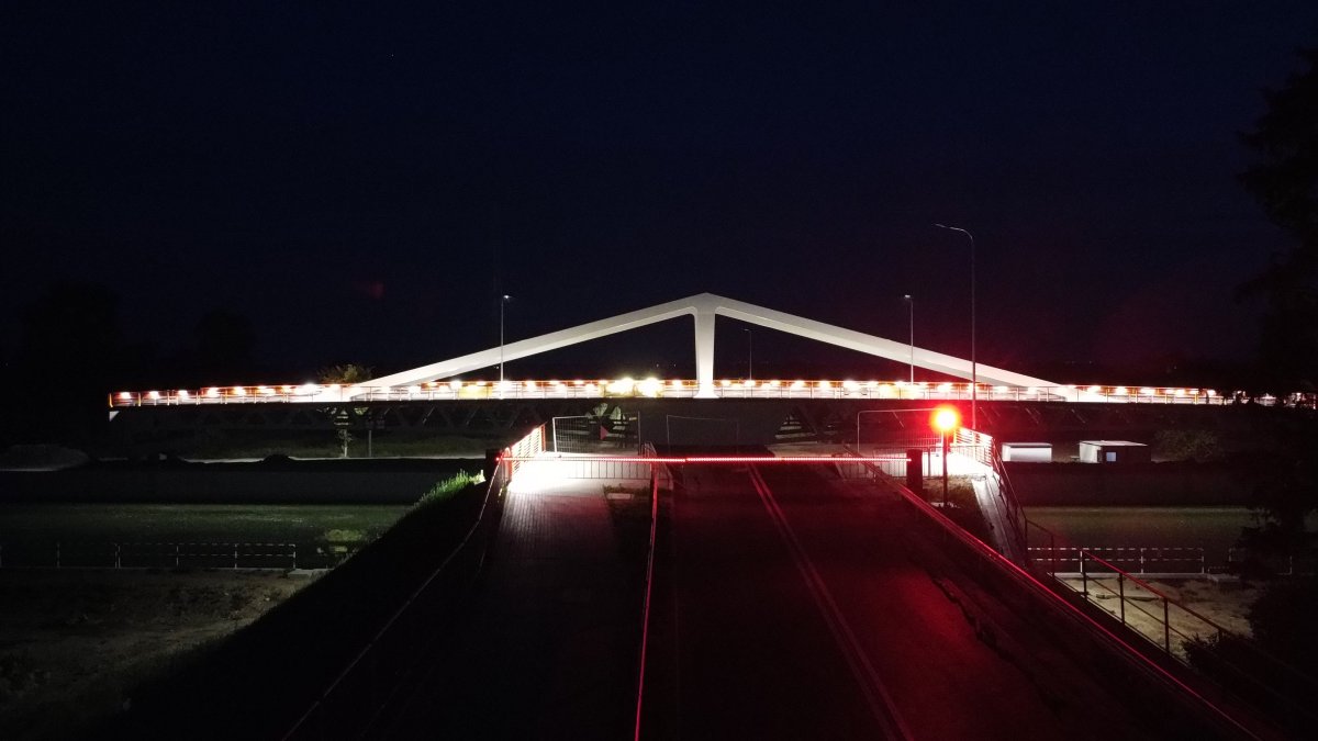 100-metrowy most obrotowy nad rzeką Elbląg w miejscowości Nowakowo to jeden z głównych elementów budowy drogi wodnej łączącej Zalew Wiślany z Zatoką Gdańską. Tak nocą wygląda most w Nowakowie [ZDJĘCIA]