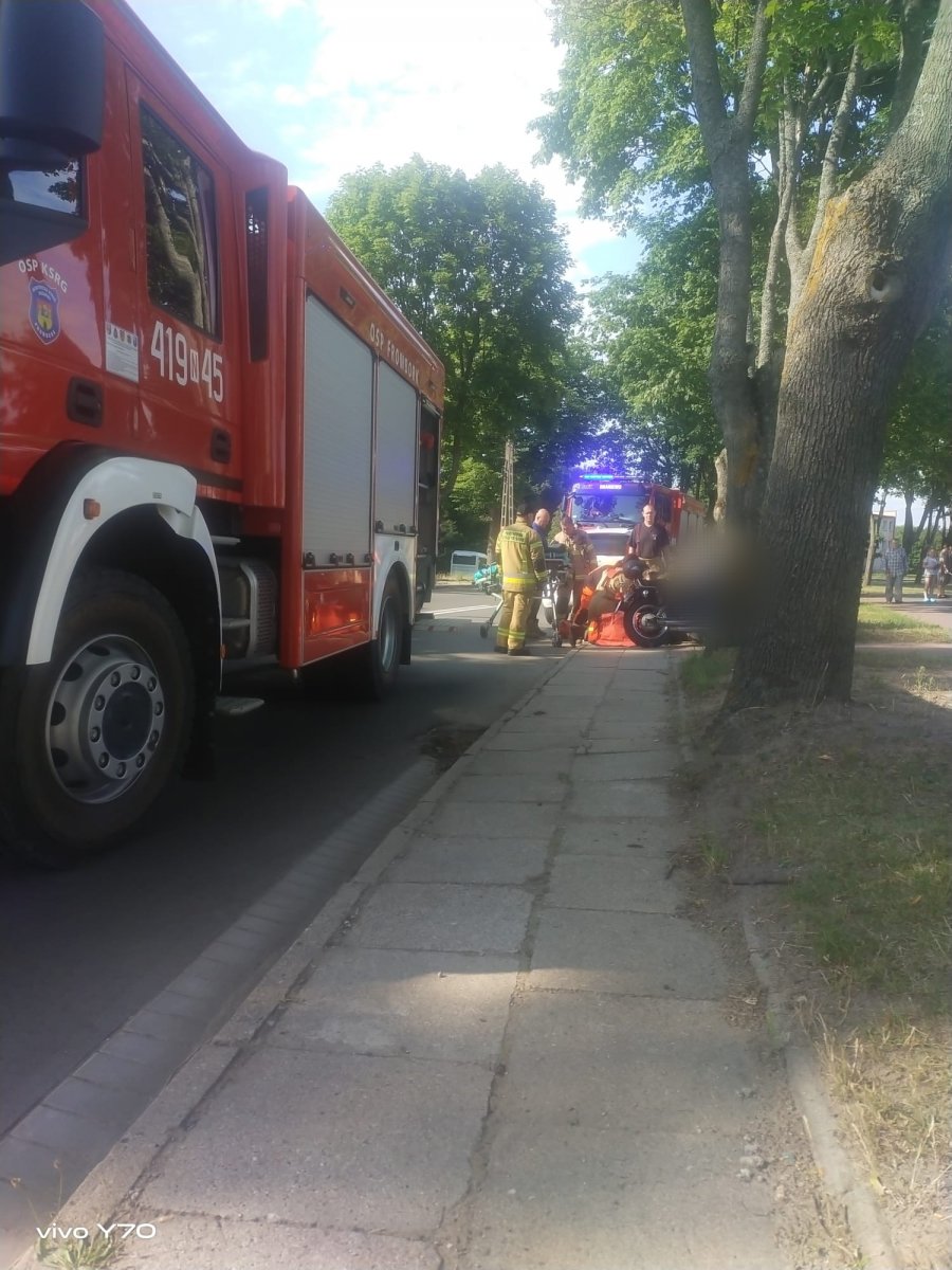 Wypadek we Fromborku. Auto wymusiło pierwszeństwo, motocyklista musiał gwałtownie hamować. Wylądował w szpitalu 