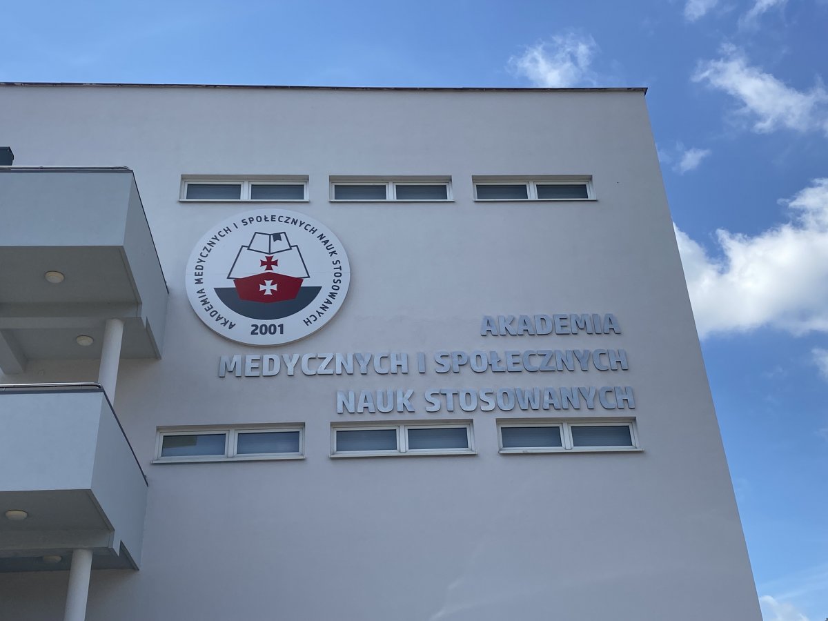 Władze Akademii Medycznych i Społecznych Nauk Stosowanych w Elblągu podsumowały pierwszy rok akademicki z kierunkiem lekarskim. W planach budowa prosektorium