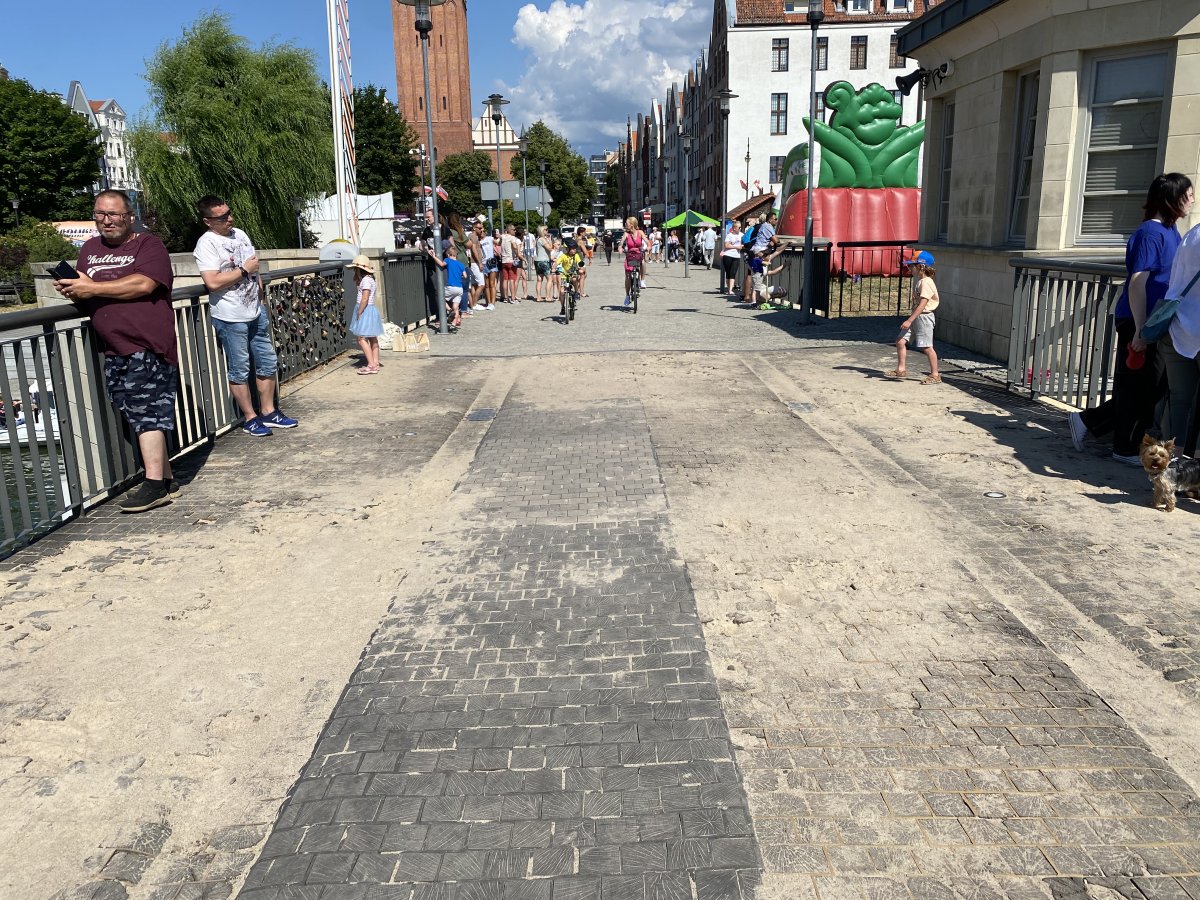 Teraz dziury są zasypane piaskiem, ale już po wakacjach rozpocznie się remont Mostu Wysokiego