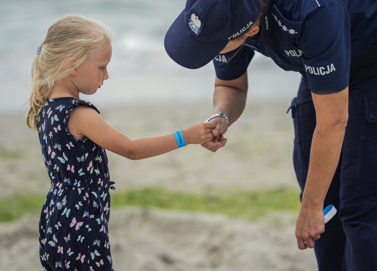 Akcja sopockich ratowników: Ośmiolatka przeszła plażą 4 kilometry. Co robić, gdy dziecko zgubi się na plaży?