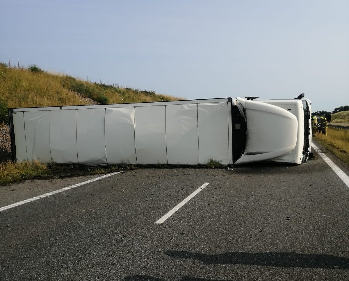 Kierująca straciła panowanie nad pojazdem. Samochód ciężarowy wywrócił się na drodze S7