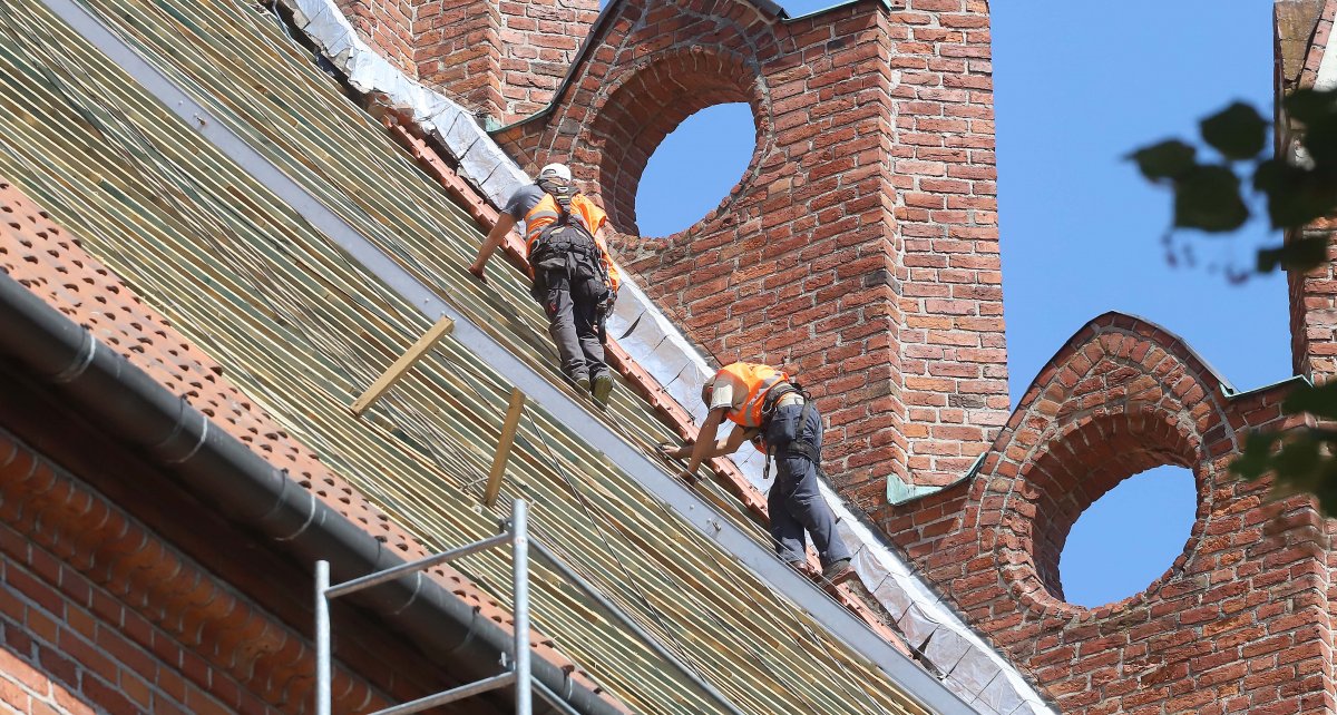 Remont gotyckiej katedry w Olsztynie. Pracownicy, którzy naprawiają dach po swoich poprzednikach sprzed 100 lat, znaleźli butelki po piwie z elbląskiego browaru