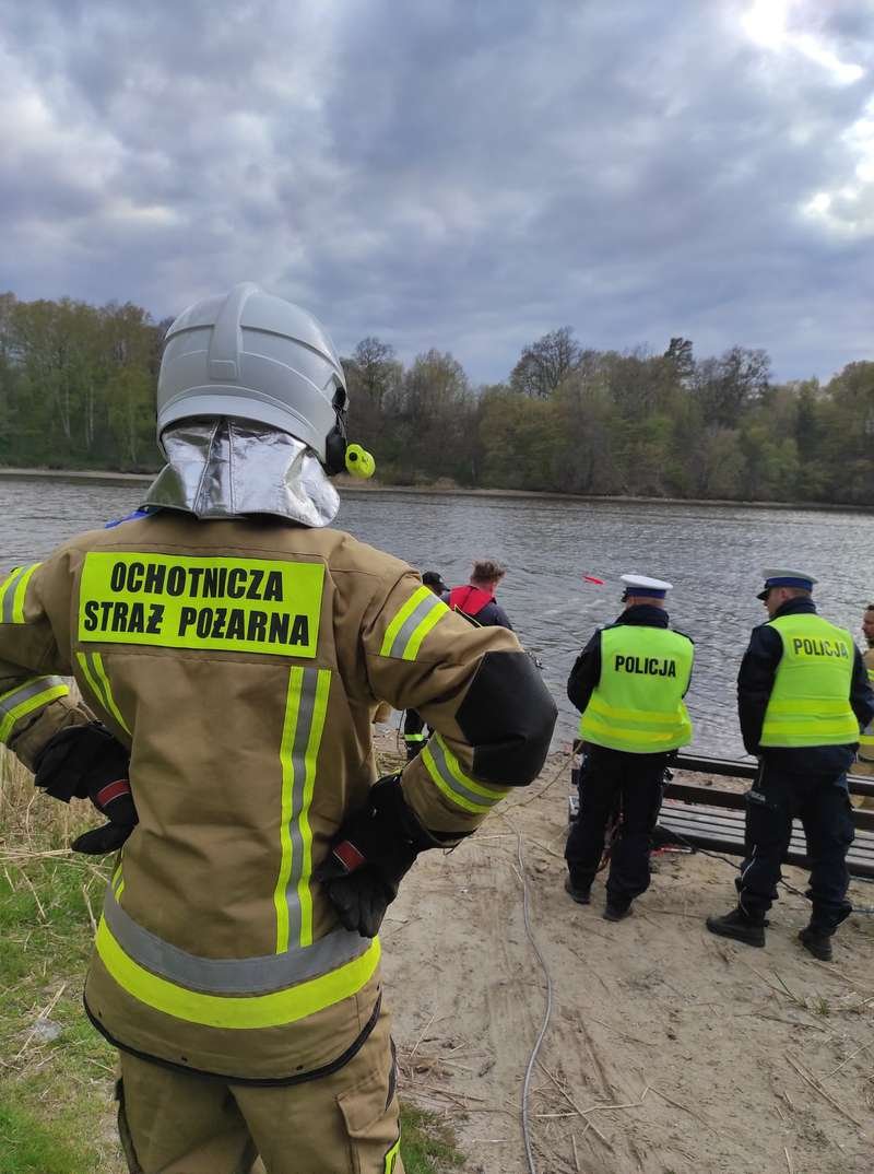 Tragedia nad rzeką. Utonął mężczyzna. Świadkowie twierdzą, że spożywał alkohol