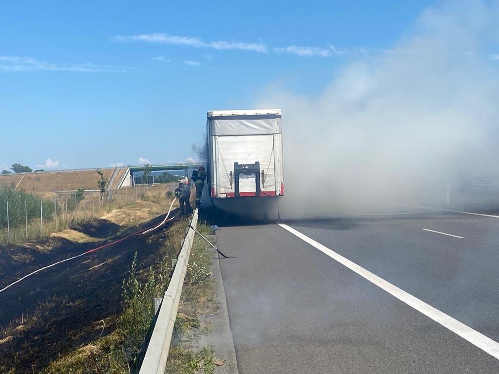 Pożar naczepy samochodu ciężarowego. Droga S7 w kierunku Gdańska zablokowana. Wyznaczono objazd 