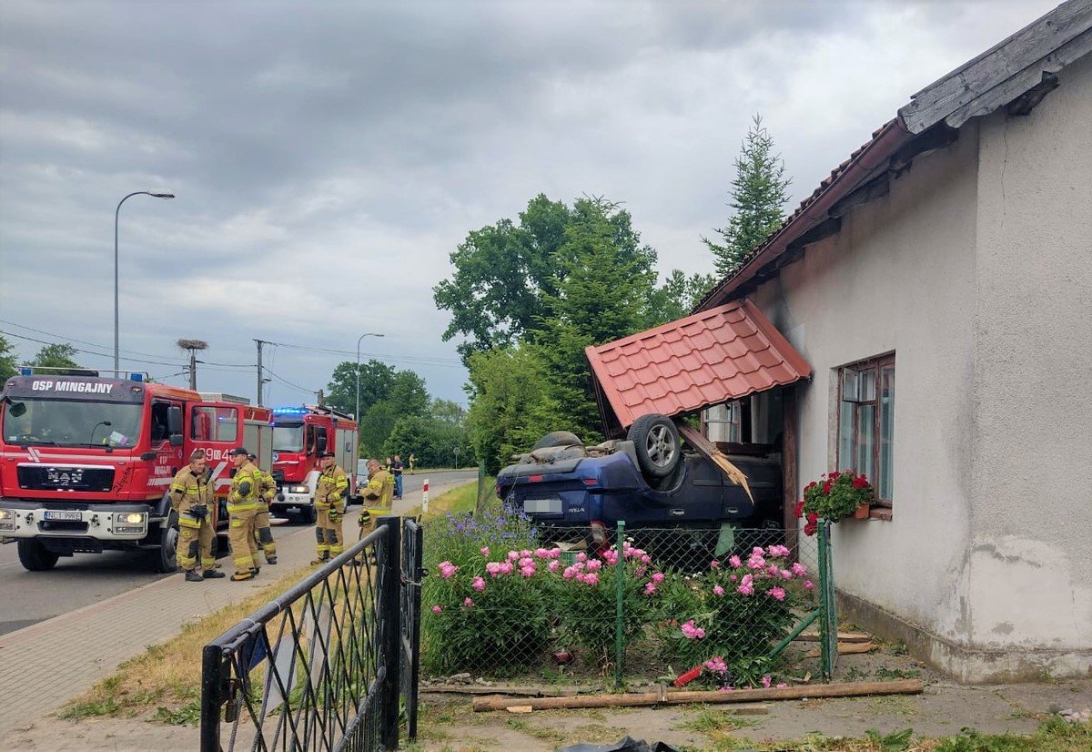 Stracił panowanie nad pojazdem, dachował i uderzył w dom. Kierowca był pijany
