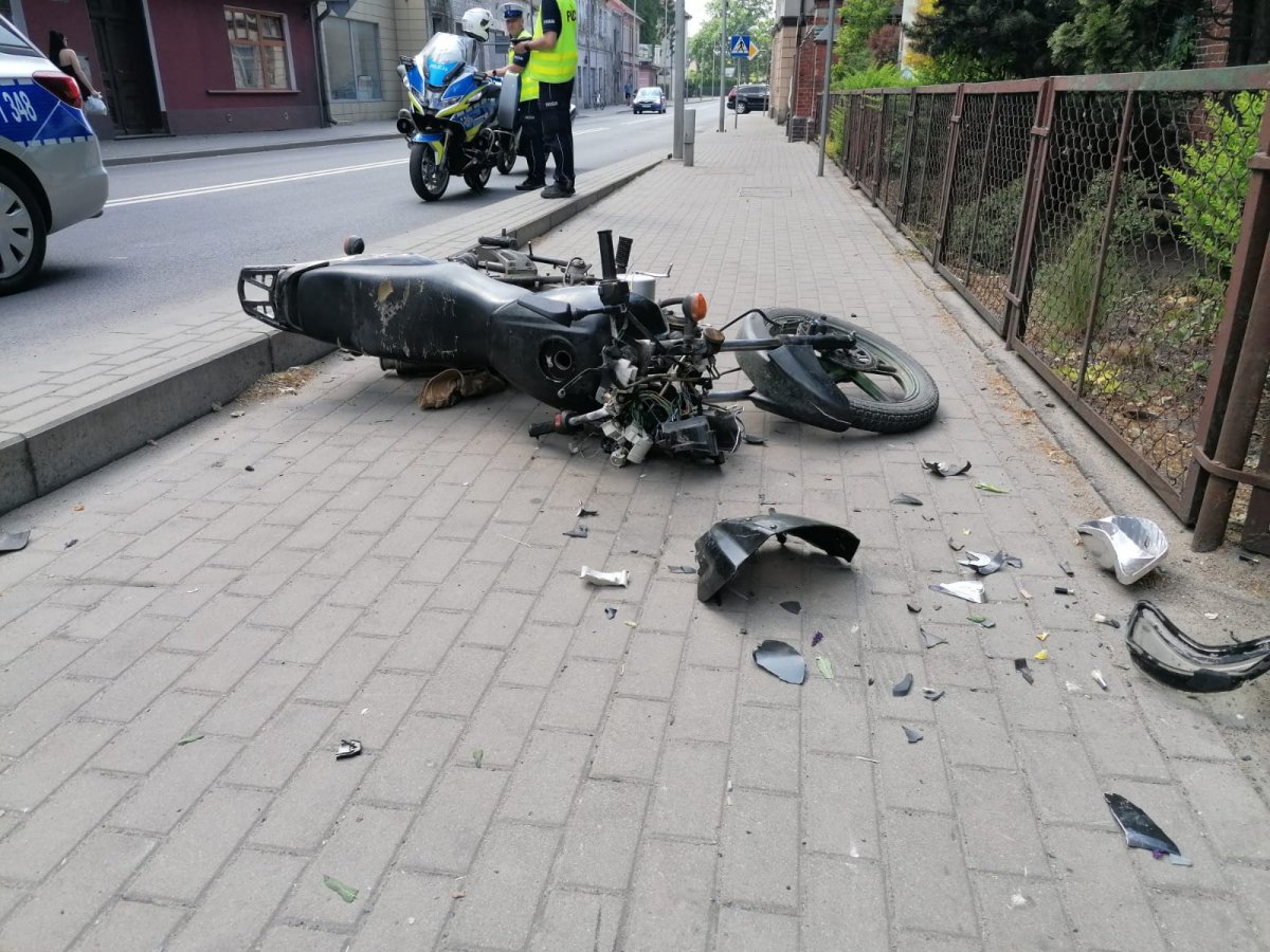 Stracił panowanie nad motorowerem i uderzył w słup. Mężczyzna w szpitalu 