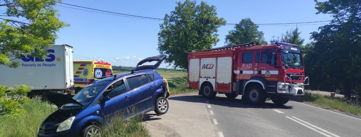 Dostawczak zderzył się z samochodem osobowym [ZDJĘCIA]