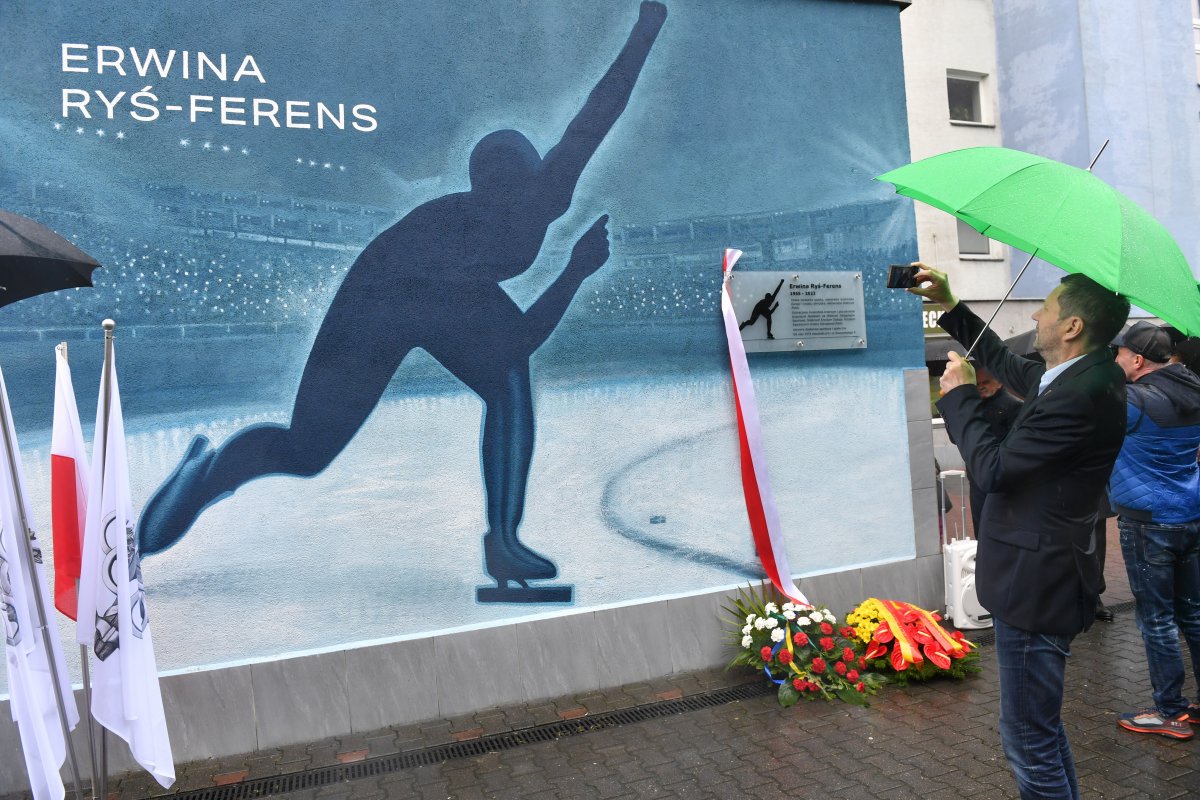 Mural i tablica z legendarną panczenistką. Erwina Ryś-Ferens upamiętniona w Warszawie 