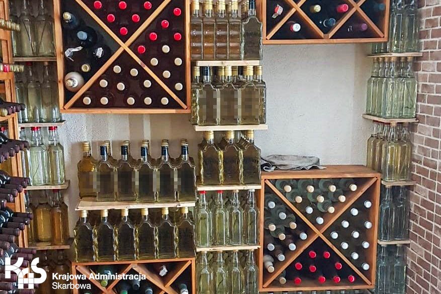Akcja służb pod Tolkmickiem. Zabezpieczono nielegalny alkohol