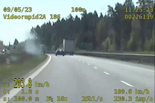 Brawura i bezmyślność. Pędził ponad 200 km/h bez uprawnień [VIDEO]