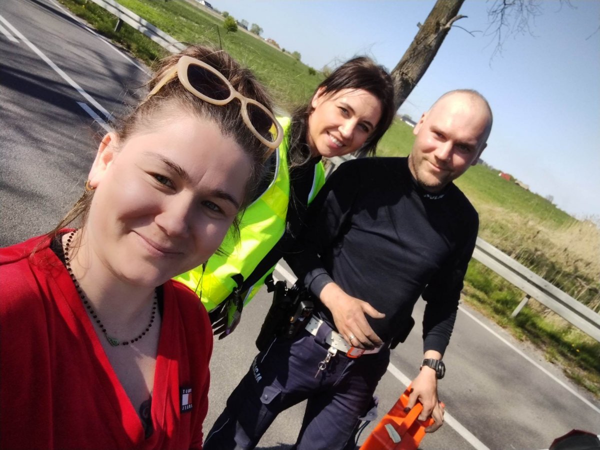 Policjanci z braniewskiej drogówki nie tylko wystawiają mandaty. Chętnie służą też pomocą. I nie boją się przy tym pobrudzić