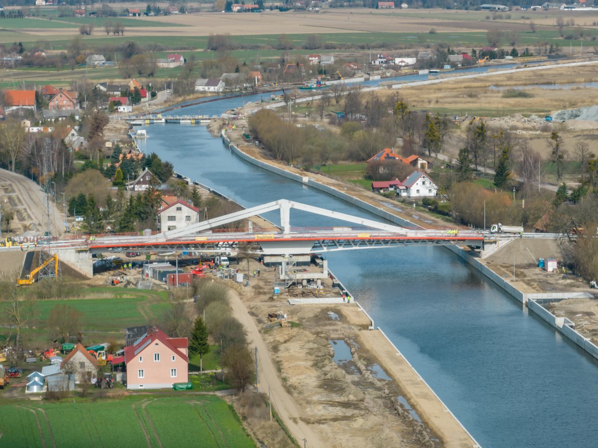 Most obrotowy w Nowakowie budowany w ramach drogi wodnej łączącej Zalew Wiślany z Zatoką Gdańską pozytywnie przeszedł próby obciążeniowe [ZDJĘCIA]