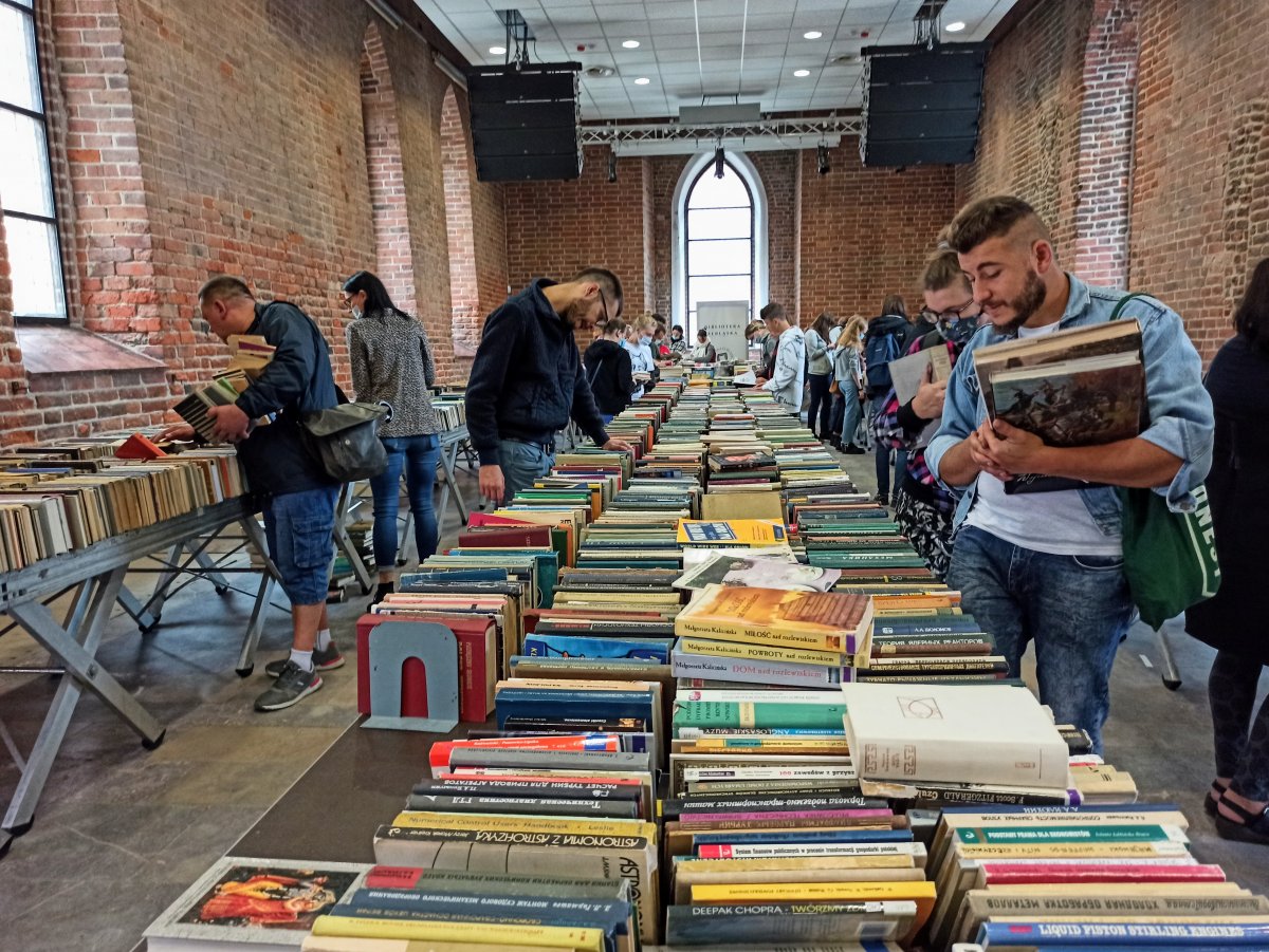 Elbląg: Kiermasz książek wycofanych z bibliotecznego księgozbioru
