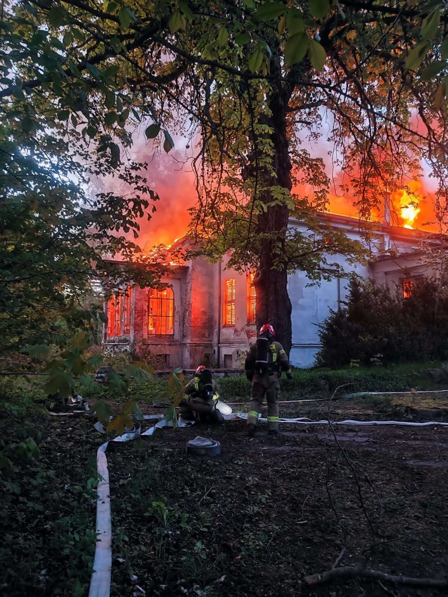 Pożar w budynku po dawnej szkole ogrodniczej w Połoninach