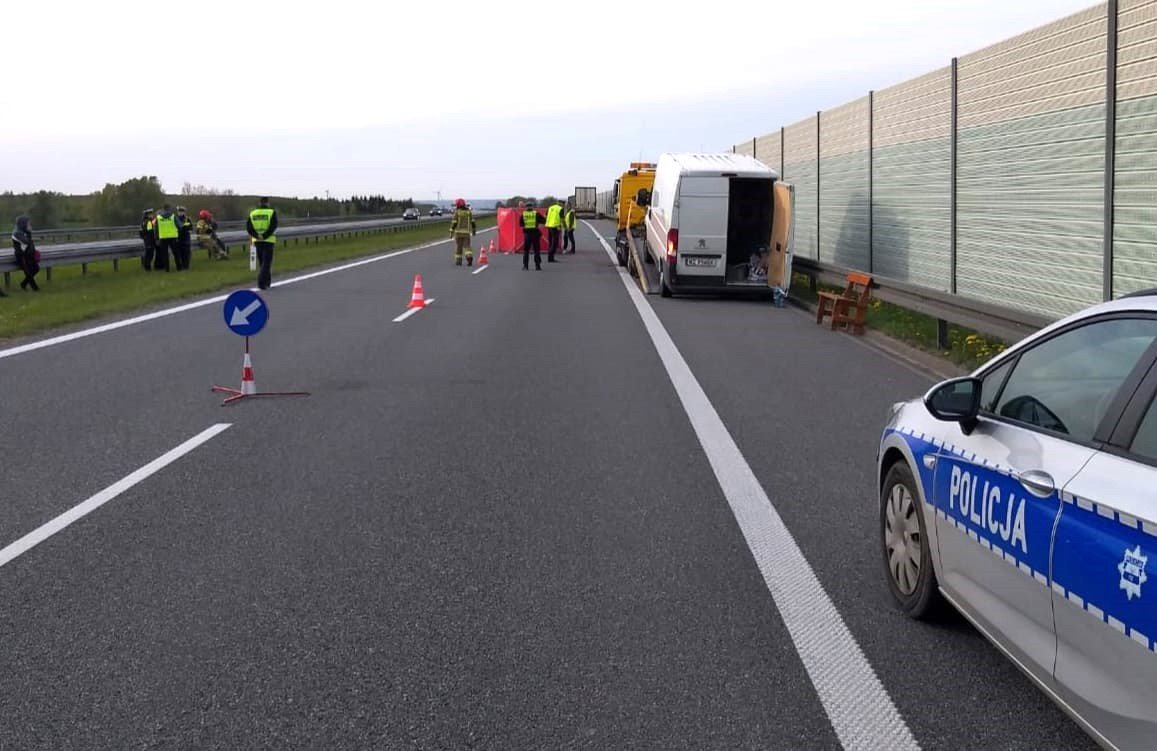 Śmiertelny wypadek na S7. Nie żyje operator lawety. Został potrącony przez ciężarówkę