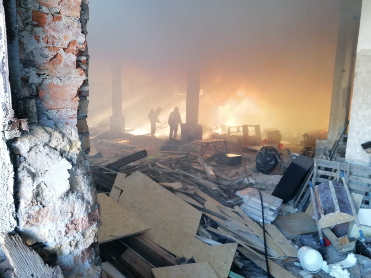 Sobotni pożar w Braniewie. Palił się magazyn. Czy doszło do podpalenia? [ZDJĘCIA]