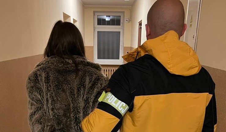 Gdańsk: Pobili niepełnosprawnego i bezdomnego pod Galerią Bałtycką. Towarzysząca im 16-latka nagrywała pobicie. Nagranie trafiło do sieci. Sprawcy zostali zatrzymani  [VIDEO]