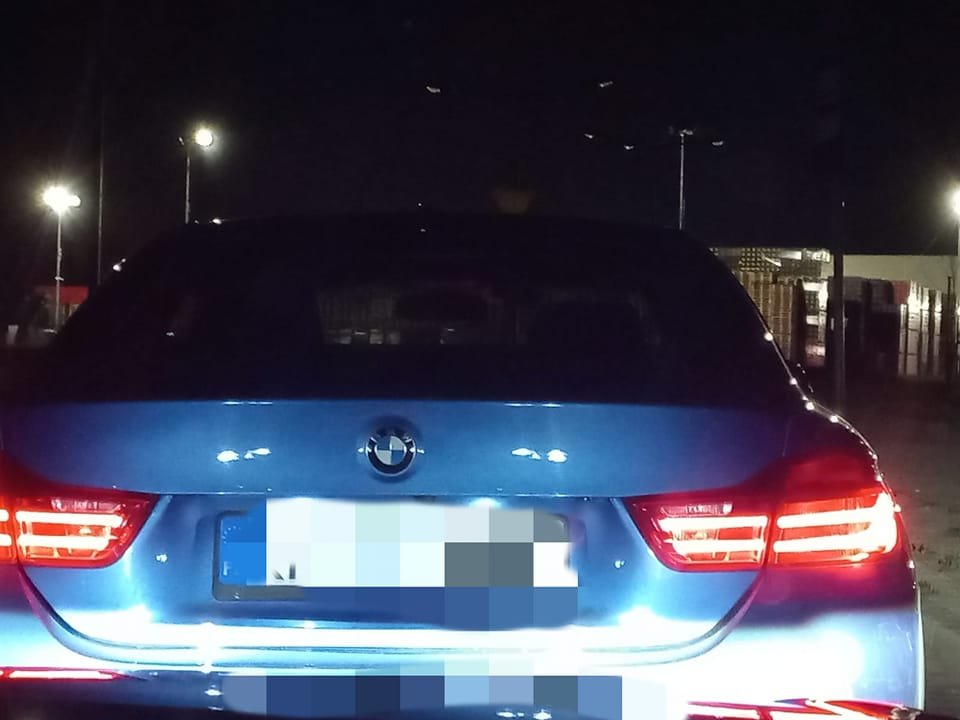 Elbląg: Radości z nowego BMW nie zepsuły wysoki mandat i zatrzymanie prawa jazdy przez policję. 20-letni kierowca wrócił w to samo miejsce i znów został ukarany