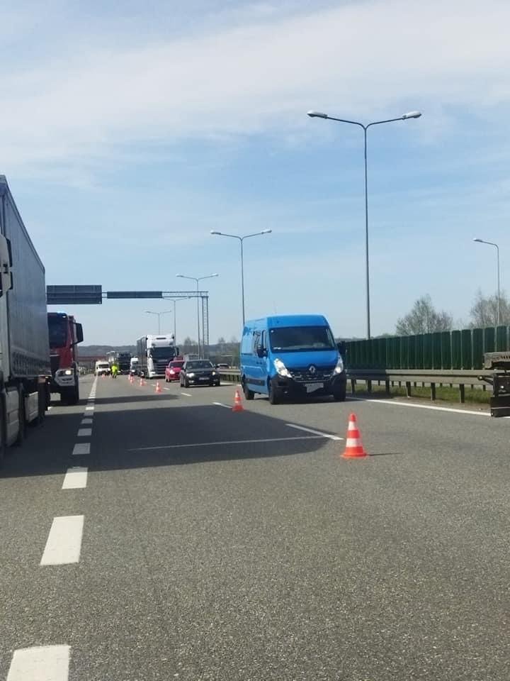 Wypadek na drodze S7. Kierowca naprawiał samochód, został potrącony