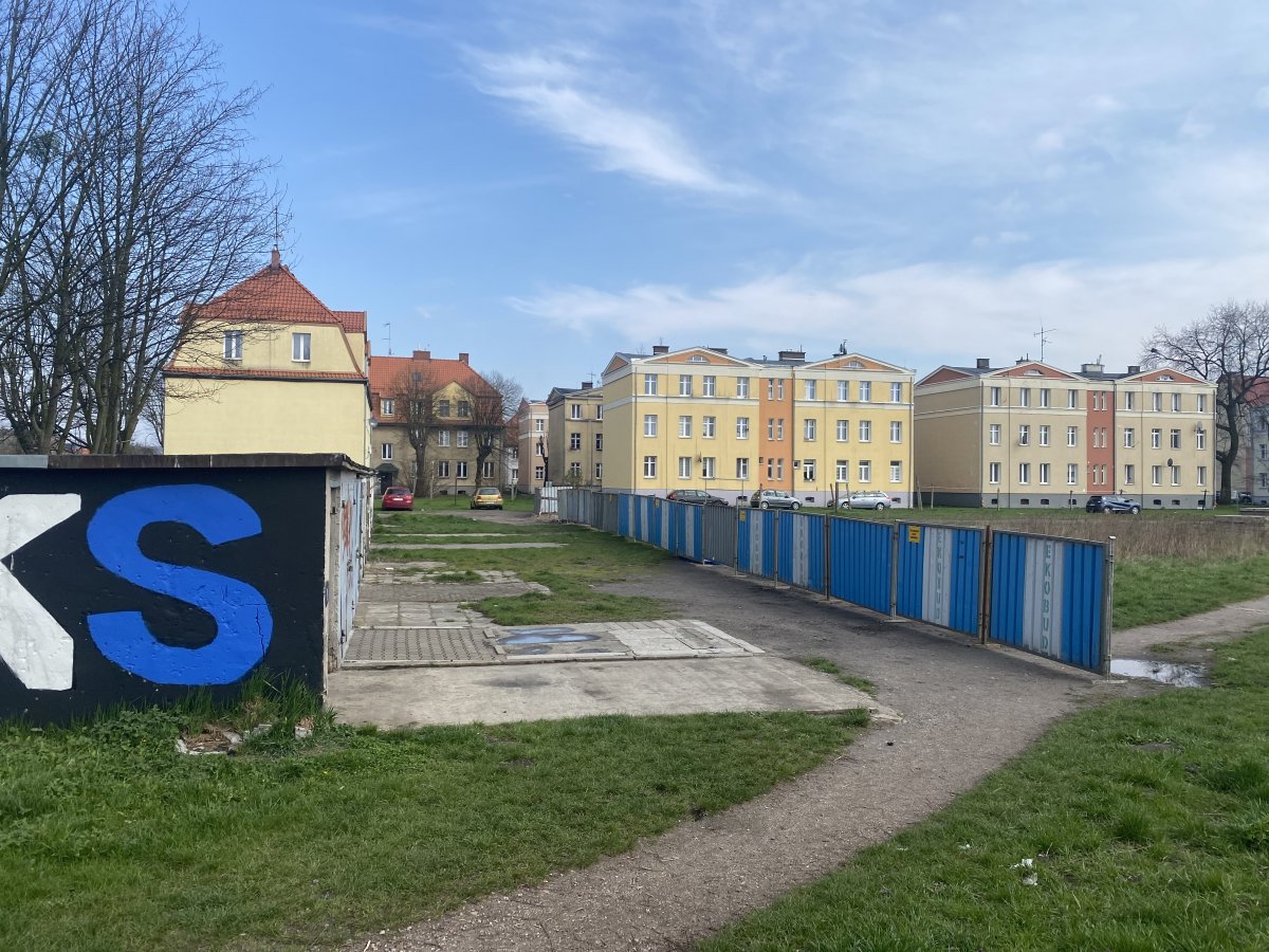 Elbląg: Przy Kilińskiego powstanie wieżowiec? A może całe osiedle? Koniec z drogą na skróty. Deweloper ogrodził teren i rozpoczął na Zatorzu prace związane z przygotowaniem terenu pod inwestycję