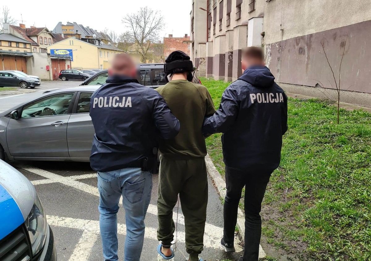 Elbląg: Kolejne zarzuty dla 28-latka, który okradł sklep przy ul. Kochanowskiego i  dostał ataku paniki. Podczas zatrzymania groził, że wysadzi kamienicę przy Fabrycznej
