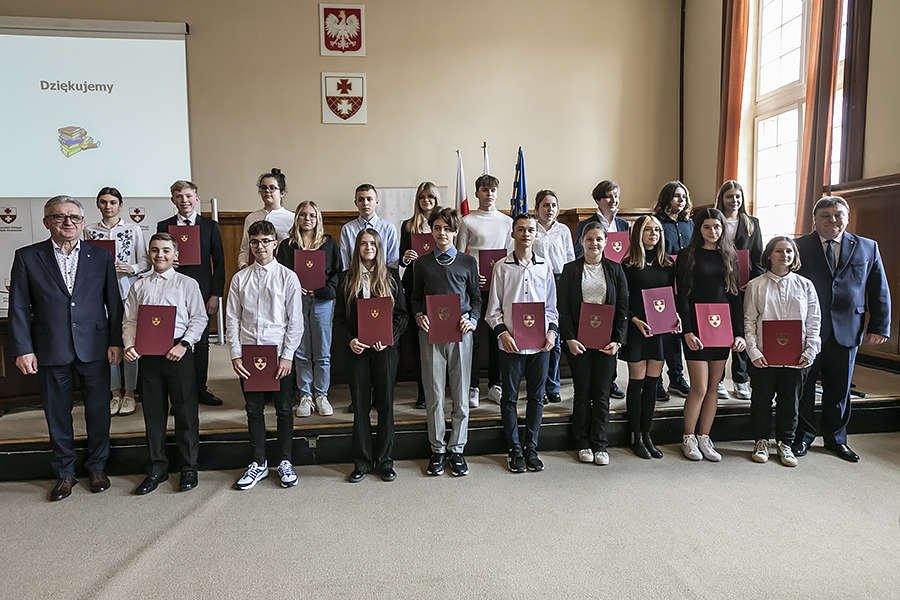 Stypendia prezydenta Elbląga na wyrównywanie szans edukacyjnych dla uczniów klas siódmych i ósmych szkół podstawowych z Gminy Miasta Elbląg rozdane [ZDJĘCIA]