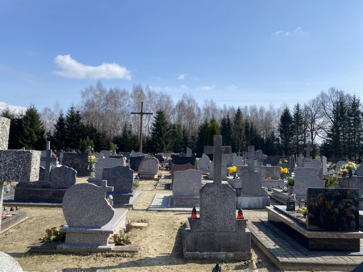 Elbląg: Nawiedzali cmentarze i okradali groby. Kradli głównie na cmentarzach w Elblągu i w miejscowościach Jezioro oraz Wilczęta. Łupem padały mosiężne elementy nagrobków. Sprzedawali je w punkcie skupu złomu
