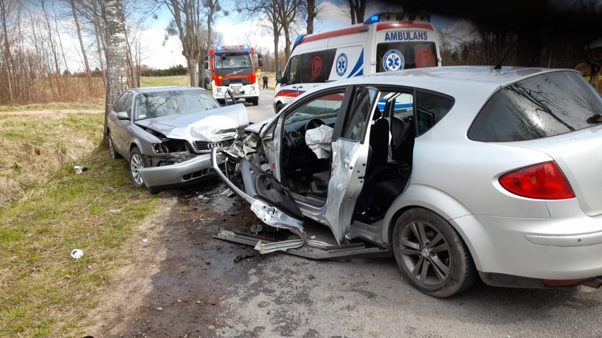Piastowo k. Elbląga (gm. Milejewo): Zderzenie czołowe dwóch aut osobowych. Jedna osoba trafiła do szpitala [AKTUALIZACJA]