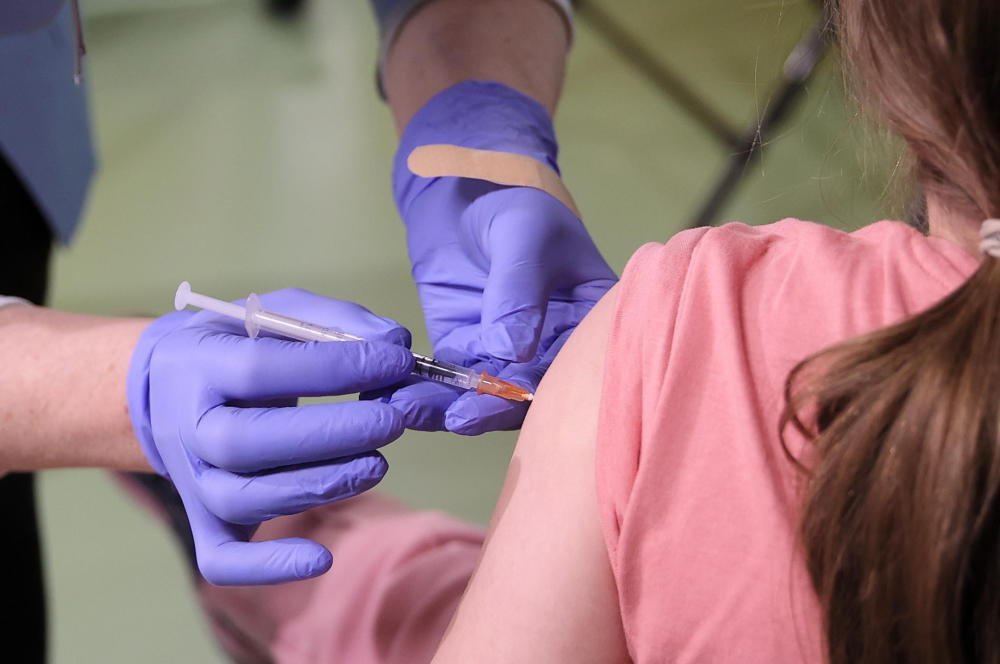 Koronawirus: Szczepienie przeciwko COVID-19. Polki i Polacy chętnie przyjmują szczepionki. Od początku programu podano prawie 58 mln dawek