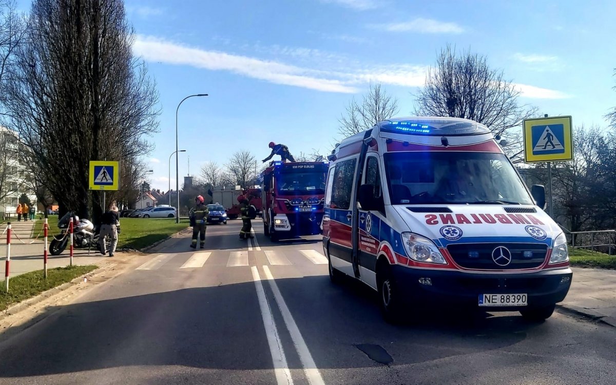Elbląg: Na ul. Sienkiewicza motocyklista zderzył się ze skodą [ZDJĘCIA]
