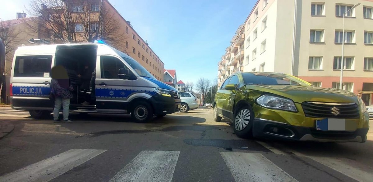 Elbląg: Kolizja na skrzyżowaniu Mickiewicza z Ogrodową. Kobieta nie ustąpiła pierwszeństwa. Doszło do zderzenia [ZDJĘCIA]