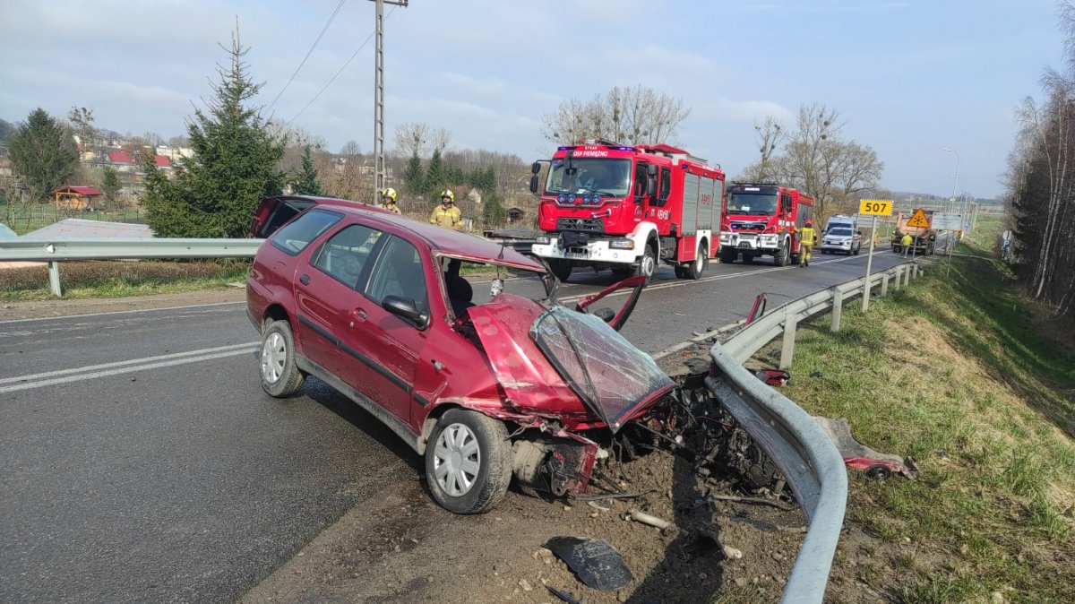 Zderzenie osobówki z ciężarówką. Kobieta w szpitalu [ZDJĘCIA]