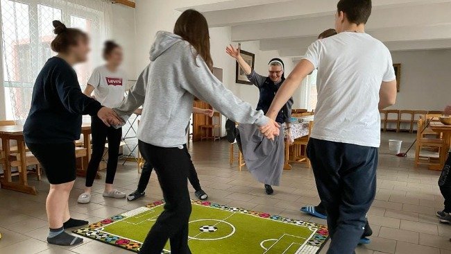 Katolicki Ośrodek Wsparcia w Braniewie to dom dziecka prowadzony przez Zgromadzenie Sióstr Św. Katarzyny. Siostry zakonne proszą o pomoc i wsparcie internetowej zbiórki na zakup pompy podnoszącej ciśnienie wody w hydrantach