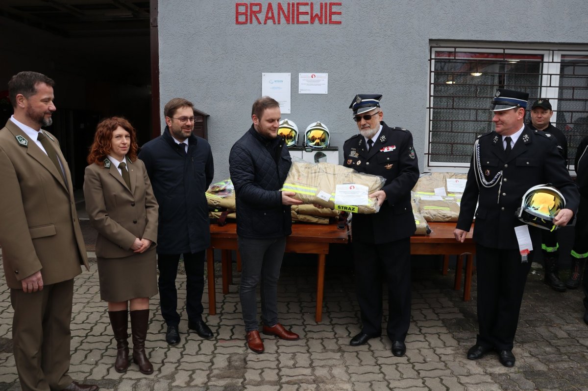Strażacy ochotnicy z nowym wyposażeniem