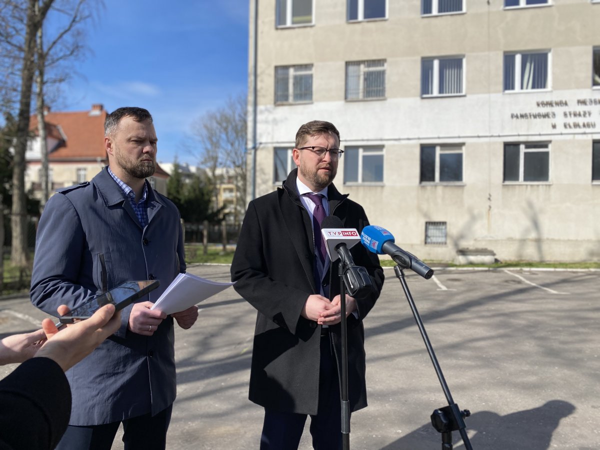 Wiceminister aktywów państwowych Andrzej Śliwka i wicewojewoda warmińsko-mazurski Piotr Opaczewski w Elblągu: Likwidacja Przedszkola nr 8 dzieje się na naszych oczach