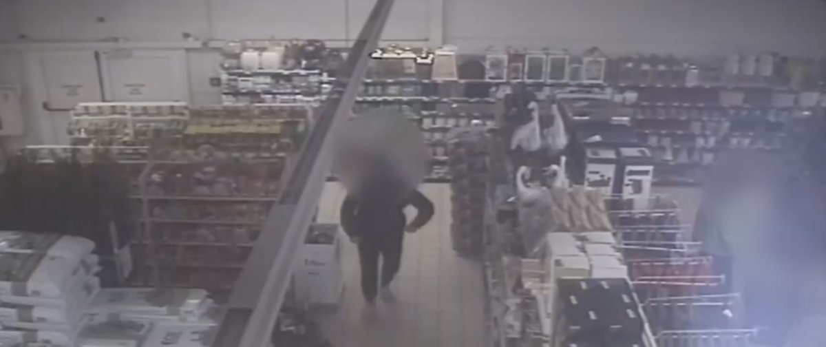 Policjanci z Elbląga szukają świadków kradzieży rozbójniczej [VIDEO]