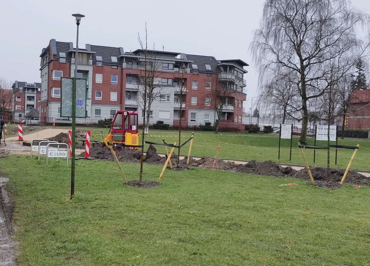 Elbląg: Rewitalizacja przestrzeni parkowych w Elblągu. W parku przy ul. Mickiewicza powstanie miasteczko rowerowe. Pierwsze prace już ruszyły [ZDJĘCIA]