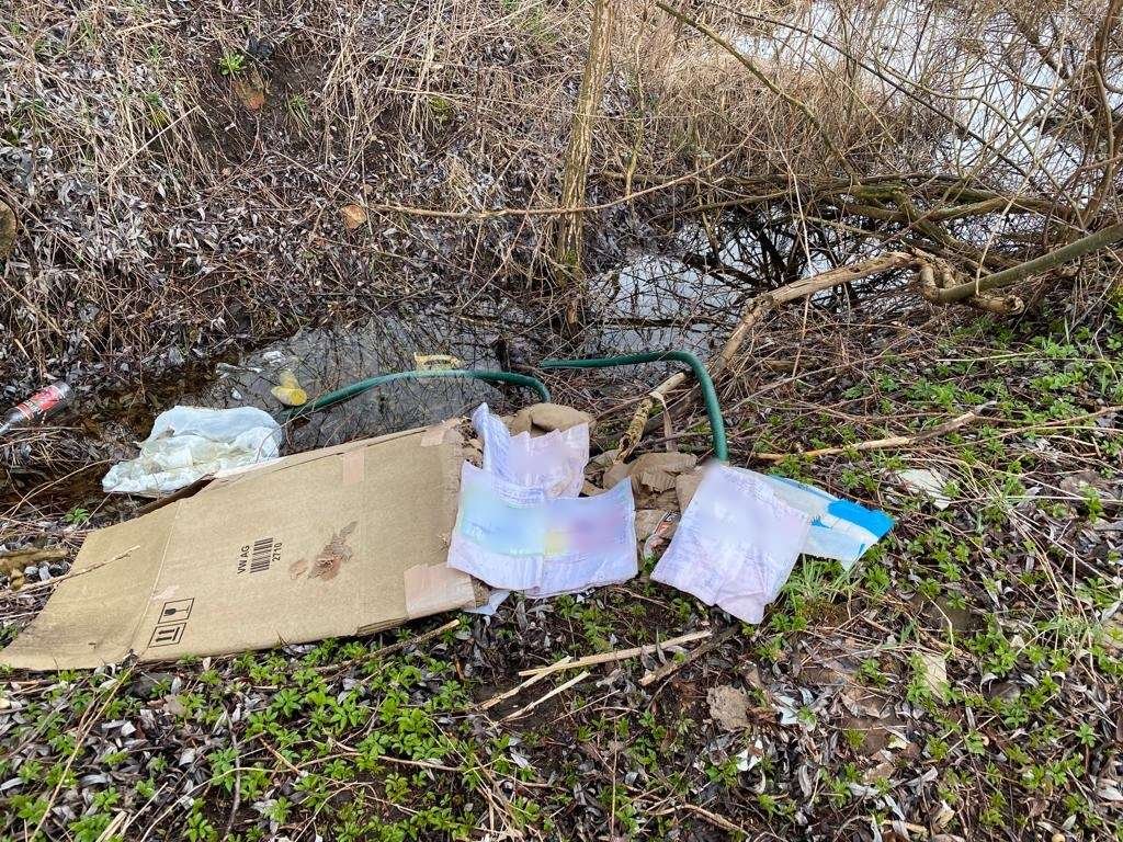 Elbląg: Jadą nawet z drugiego końca miasta, by wyrzucić tu opony i odpady budowlane. Przy okazji gubią faktury. Przy ulicy Dojazdowej notoryczne podrzucane są śmieci [ZDJĘCIA]